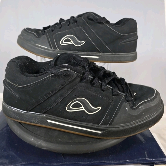 Men's Black Skate Shoes
